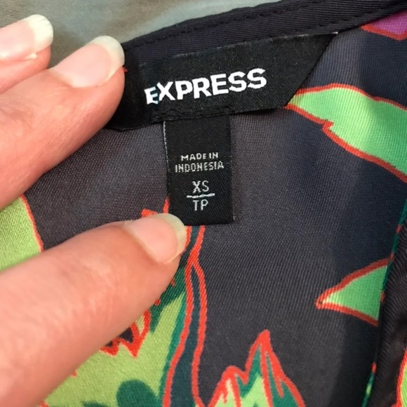 Slightly cropped boxy navy floral top - Picture 3 of 4